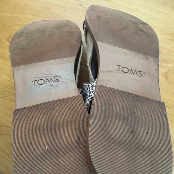 TOMS Print Strappy Sandals 8.5 W with buckle Like New - Picture 7 of 8